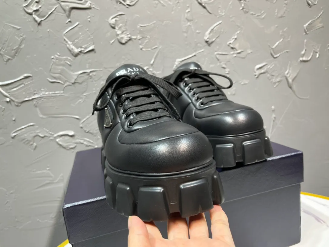 Men's shoes 💰820💰 🔥🔥🔥Top version 2025 new Prada Prada triangular enamel logo, round toe bolder shoes, bread shoes, developed one to one with the original version, outsole one to one private molding, the fabric is imported sheepskin, lining imported sheepskin, foot pad sheepskin, sole height 5cm, outsole original rubber foam sole, code number 39-46